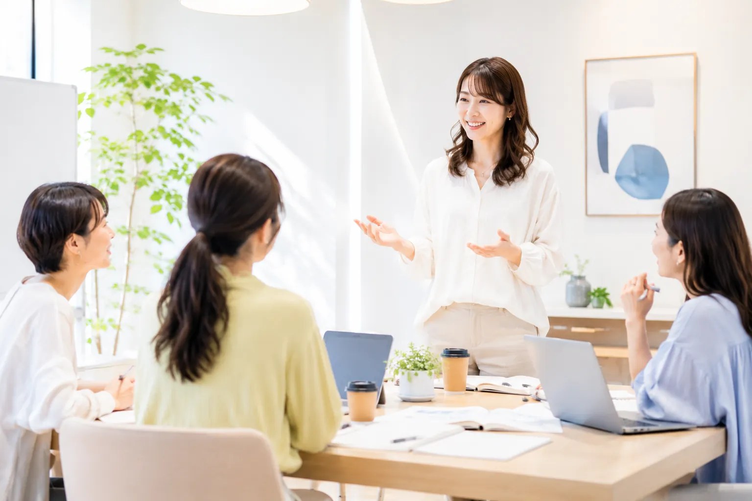 明るい教室で行う少人数講座